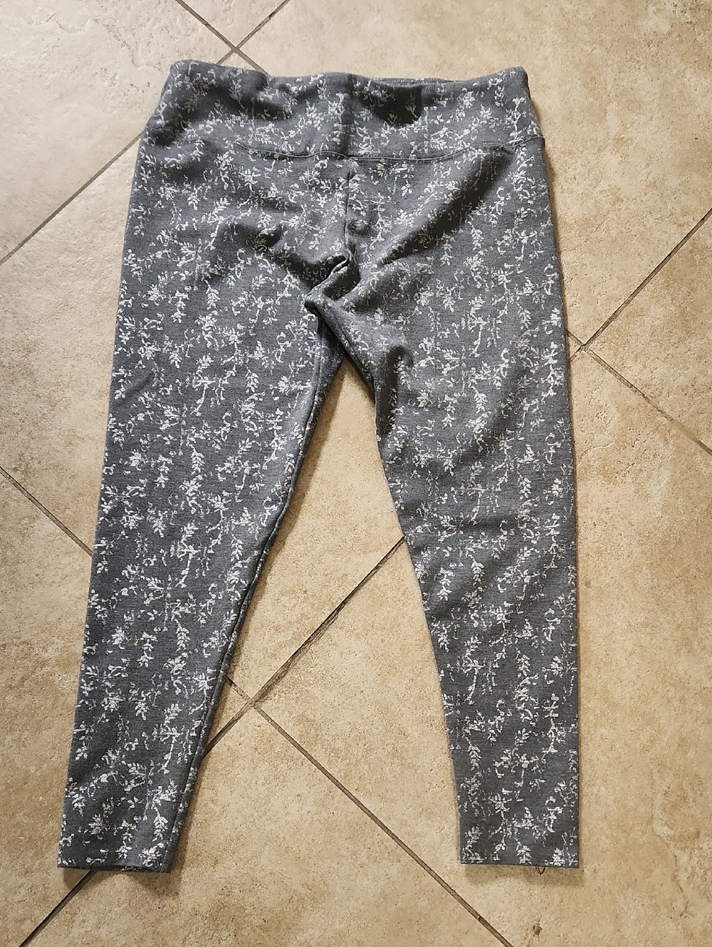 Soft Surroundings Gray Leggings with White Floral Print . L